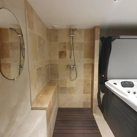 Tour-moulin Nyaraló